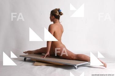 svetlana kneeling 02