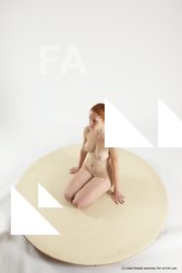 leona kneeling 03a