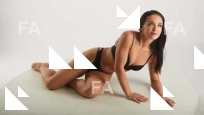 Lying reference poses Zuzu Sweet